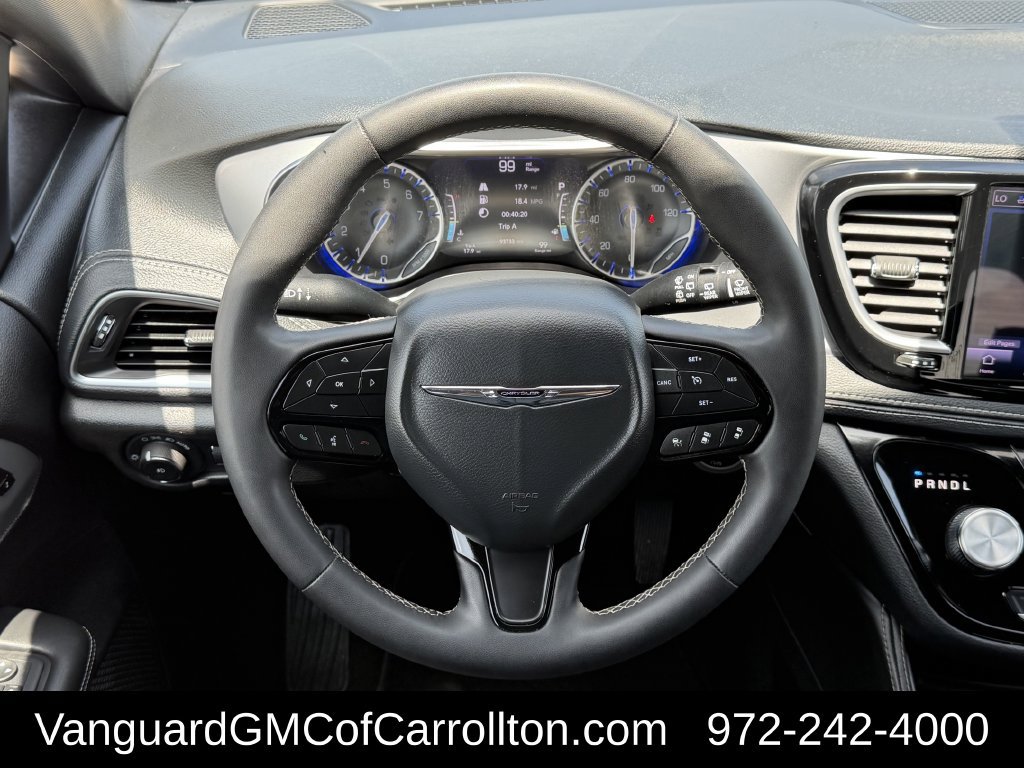 Used 2025 Chrysler Pacifica Limited FWD image 12