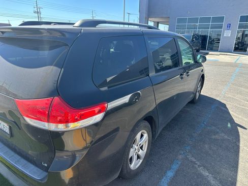 Used 2012 Toyota Sienna LE FWD image 2