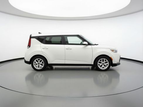 Used 2025 Kia Soul LX w/ LX Technology Package FWD image 11