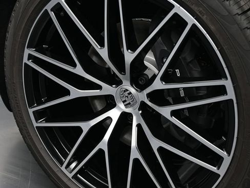 Certified 2026 Porsche Macan AWD/4WD image 7