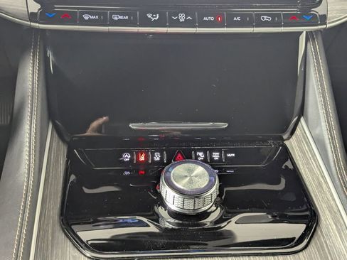 Used 2024 Jeep Wagoneer L Series II RWD image 22