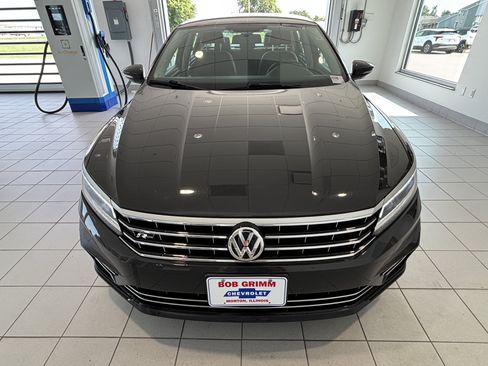 Used 2017 Volkswagen Passat 1.8T R-Line w/ R-Line Lighting Package FWD image 5