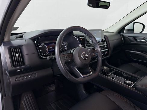 Used 2025 Nissan Pathfinder SL AWD/4WD image 9