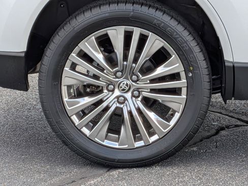 Certified 2024 Toyota Venza XLE AWD/4WD image 11