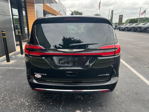 Used 2023 Chrysler Pacifica Limited FWD image 23