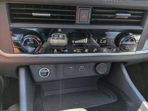 Used 2023 Nissan Rogue SV w/ SV Premium B Package FWD image 24