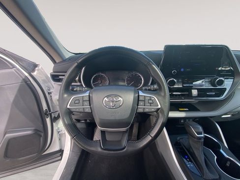 Used 2023 Toyota Highlander XLE AWD/4WD image 12