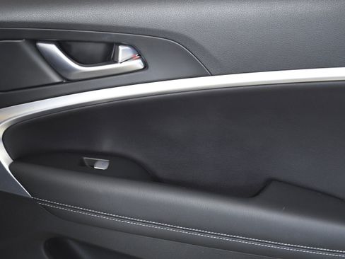 Used 2025 Genesis G70 2.5T image 25