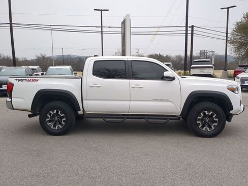 Used 2019 Toyota Tacoma TRD Off-Road image 2