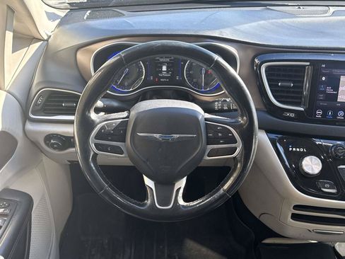 Used 2019 Chrysler Pacifica Touring-L FWD image 16