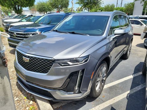 Used 2021 Cadillac XT6 Premium Luxury FWD image 2