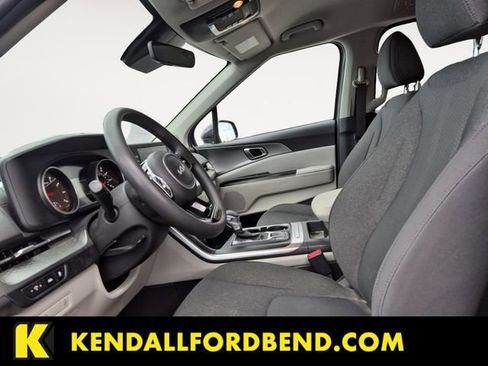 Used 2022 Kia Carnival LX image 9