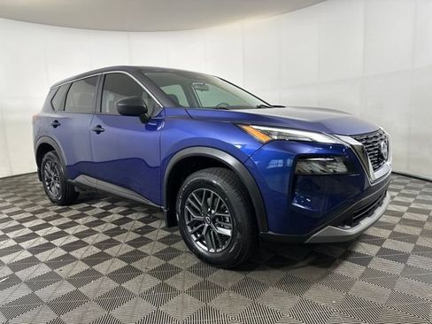 Used 2023 Nissan Rogue S image 2