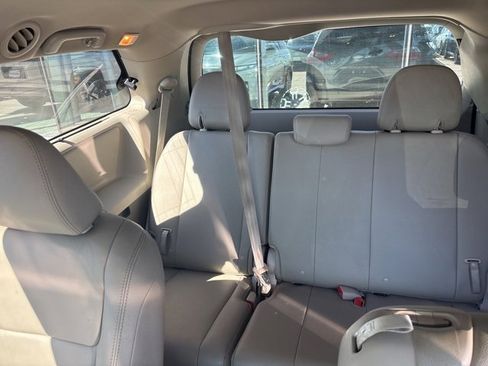Used 2017 Toyota Sienna XLE image 16