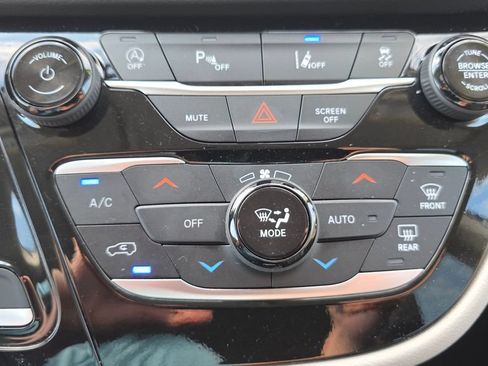 Certified 2024 Chrysler Pacifica Touring-L FWD image 38
