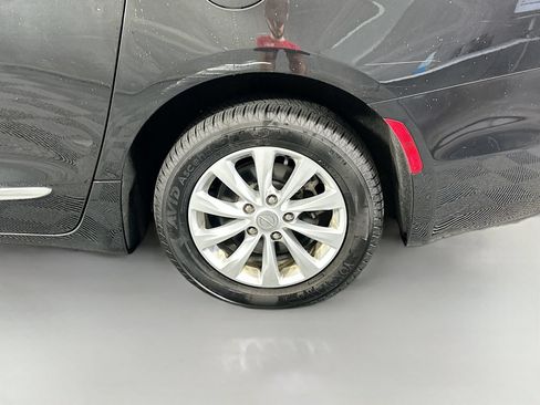 Used 2020 Chrysler Pacifica Touring-L FWD image 32