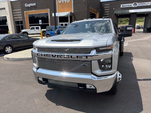 Used 2022 Chevrolet Silverado 3500 LT w/ Convenience Package AWD/4WD image 3