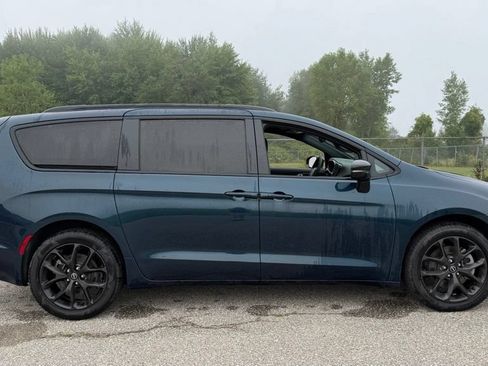 Used 2025 Chrysler Pacifica Limited w/ Trailer Tow Group AWD/4WD image 9