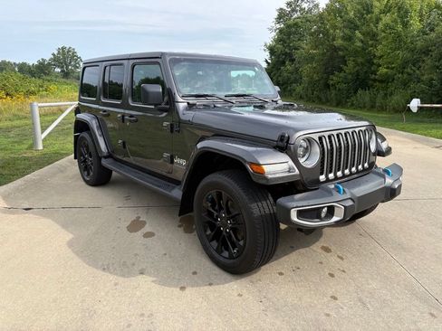 Used 2023 Jeep Wrangler Unlimited Sahara w/ Cold Weather Group AWD/4WD image 11