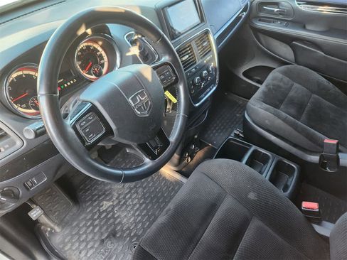 Used 2017 Dodge Grand Caravan SE image 2