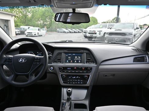 Used 2017 Hyundai Sonata SE FWD image 2