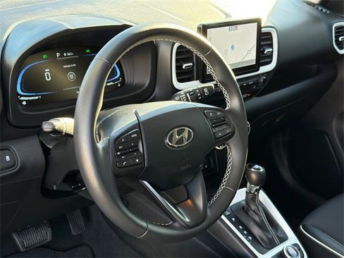 Used 2025 Hyundai Venue Limited image 18