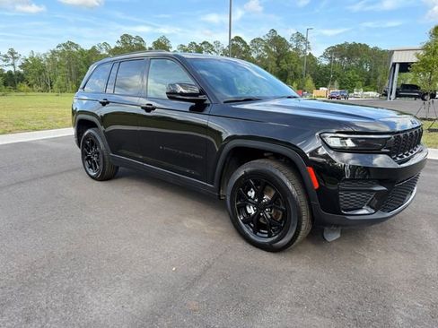Used 2025 Jeep Grand Cherokee Altitude AWD/4WD image 8