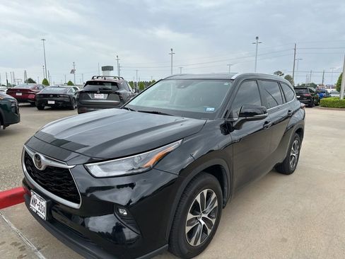 Used 2024 Toyota Highlander XLE image 1