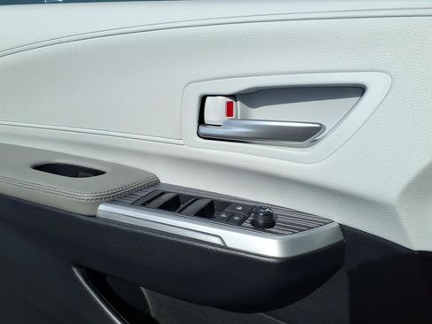Used 2025 Toyota Sienna XLE FWD image 8