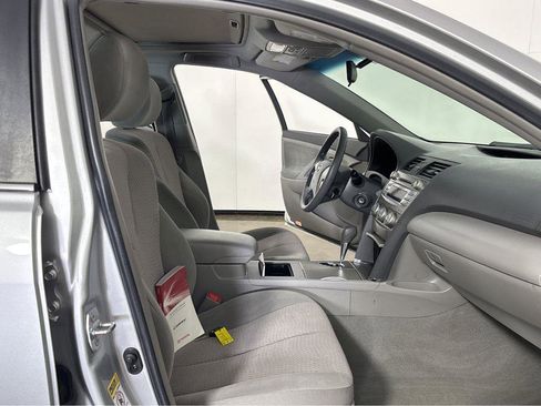 Used 2010 Toyota Camry LE image 6