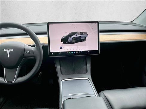 Used 2025 Tesla Model Y Long Range RWD image 8