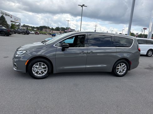 Used 2025 Chrysler Pacifica Select FWD image 10