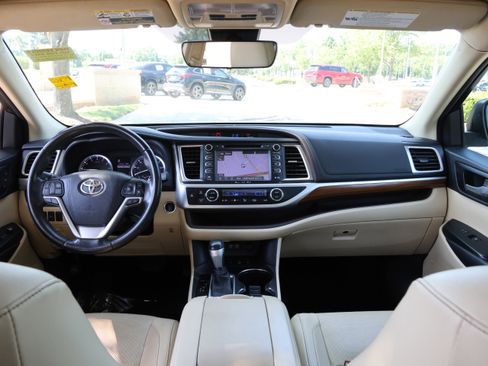Used 2017 Toyota Highlander Limited AWD/4WD image 17