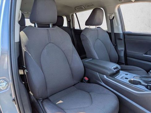 Used 2021 Toyota Highlander LE FWD image 21
