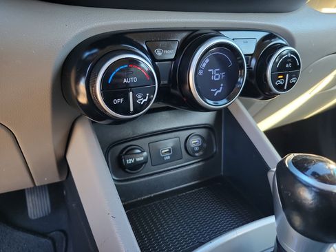 Used 2021 Hyundai Venue SEL image 11