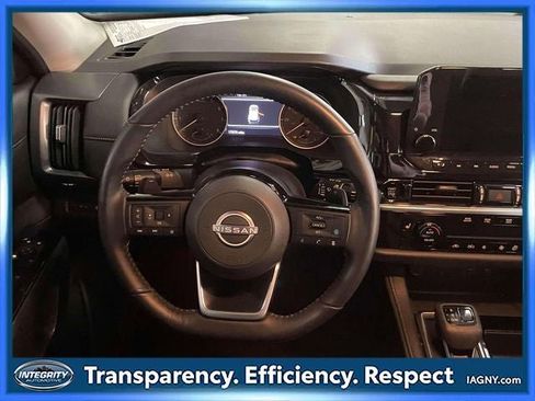Used 2025 Nissan Pathfinder SL AWD/4WD image 13