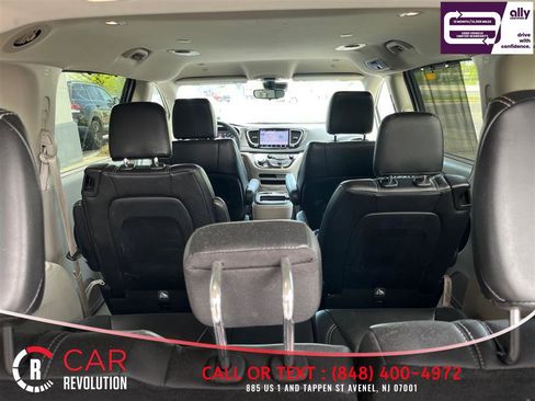 Used 2024 Chrysler Pacifica Touring-L FWD image 11