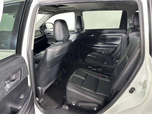Used 2019 Toyota Highlander SE image 18