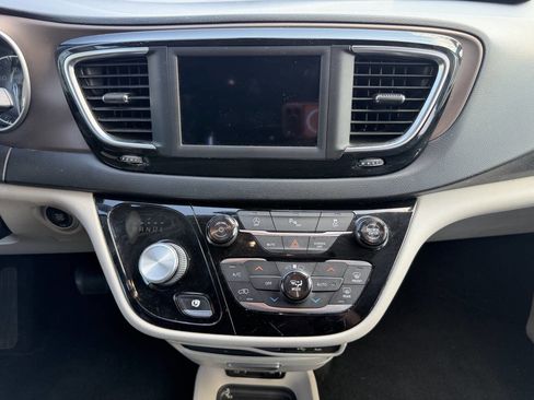 Used 2018 Chrysler Pacifica Touring Plus FWD image 30