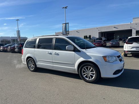 Used 2016 Dodge Grand Caravan SXT w/ UConnect Hands-Free Group image 2