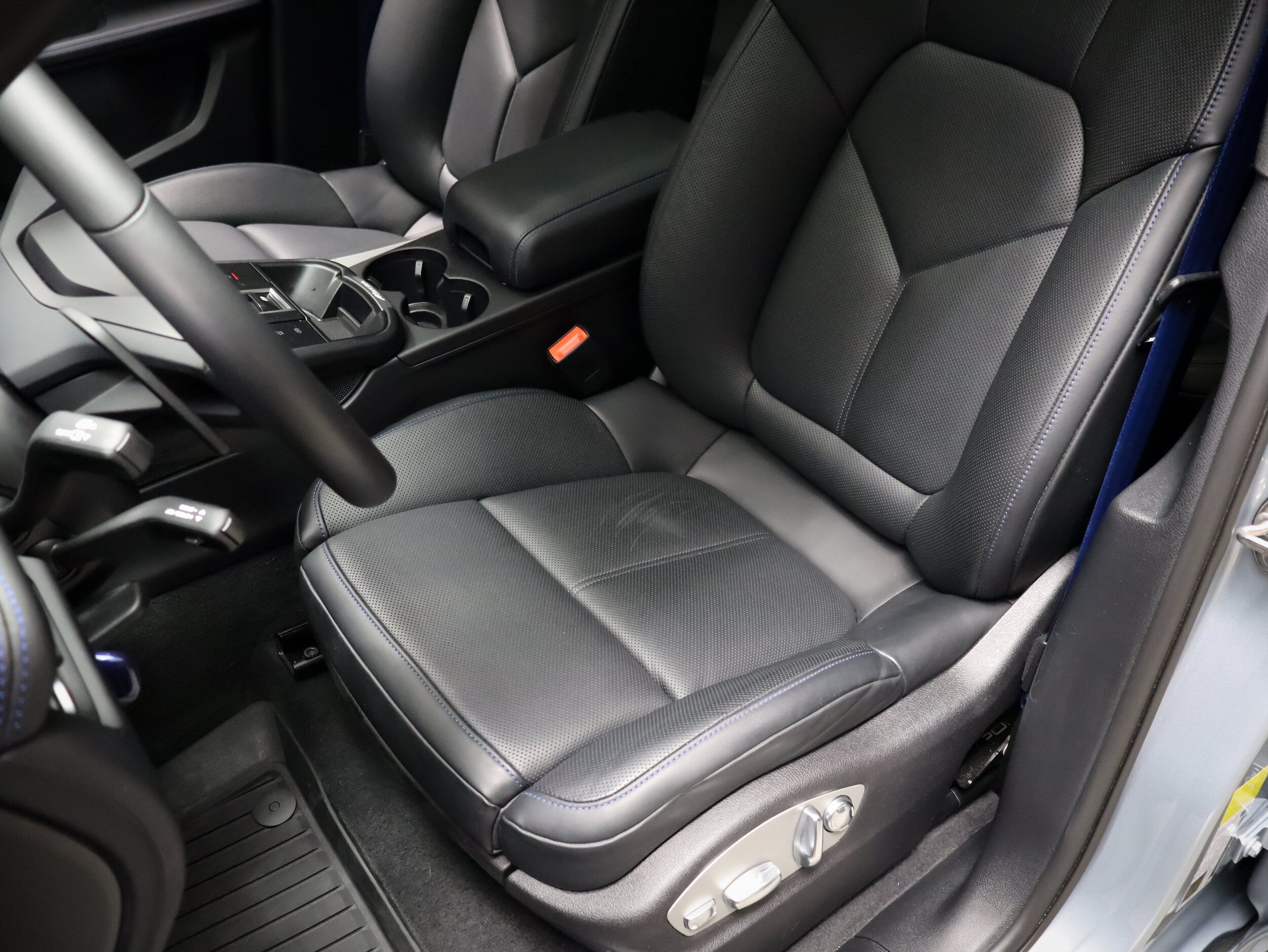 Certified 2025 Porsche Macan GTS AWD/4WD image 18