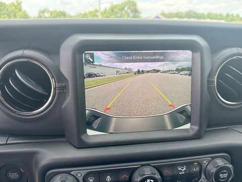 Used 2023 Jeep Gladiator Overland AWD/4WD image 14