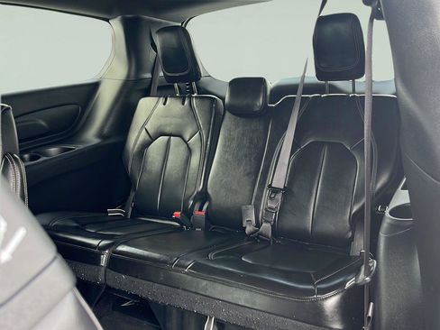 Used 2025 Chrysler Pacifica Select image 28