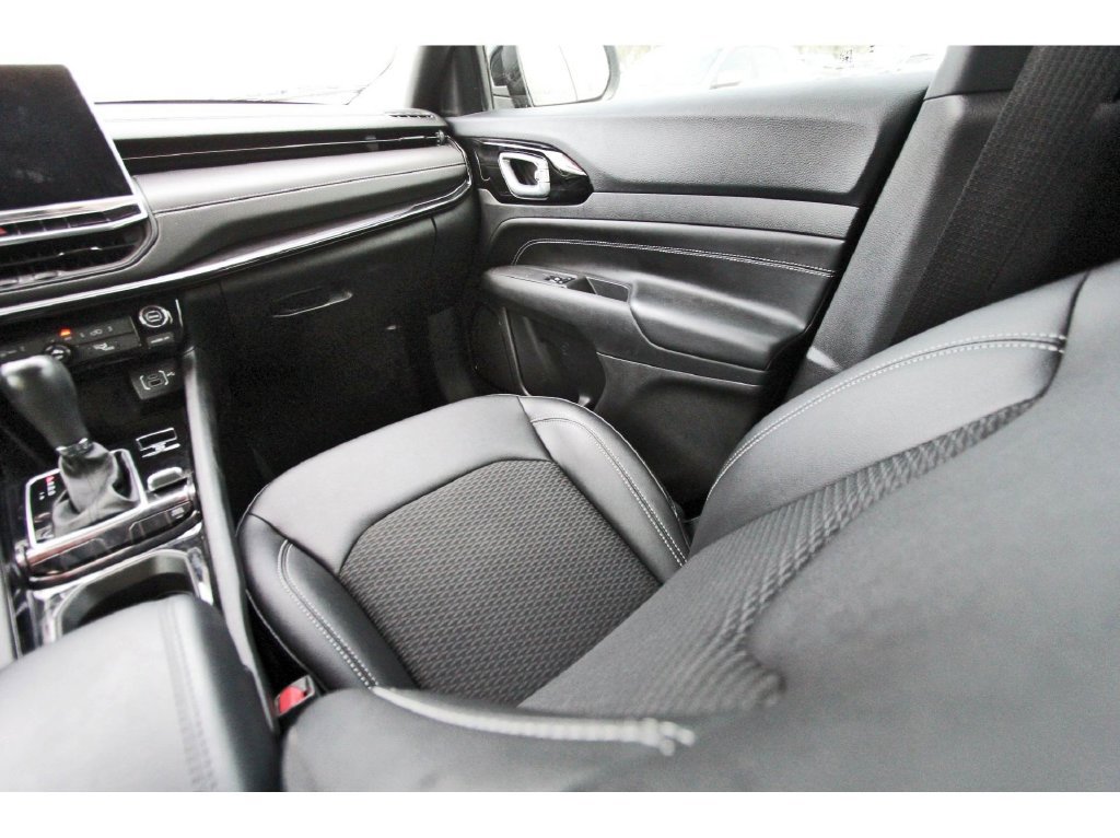 Used 2024 Jeep Compass Latitude w/ Altitude Special Edition AWD/4WD image 12