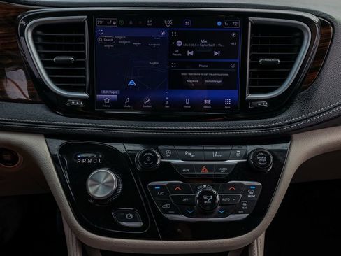 Used 2023 Chrysler Pacifica Limited image 28