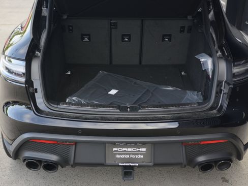 Certified 2026 Porsche Macan Turbo AWD/4WD image 38