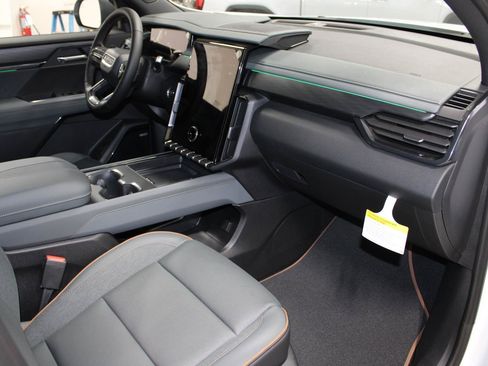 New 2026 GMC Acadia AT4 w/ Luxury Package AWD/4WD image 18