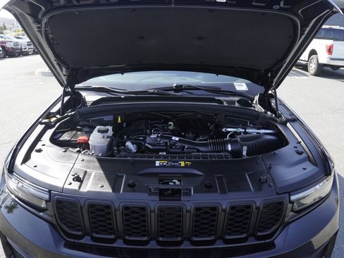 Used 2023 Jeep Grand Cherokee Altitude AWD/4WD image 29