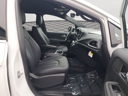New 2026 Chrysler Pacifica Select image 15