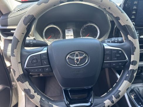 Used 2021 Toyota Highlander L AWD/4WD image 6